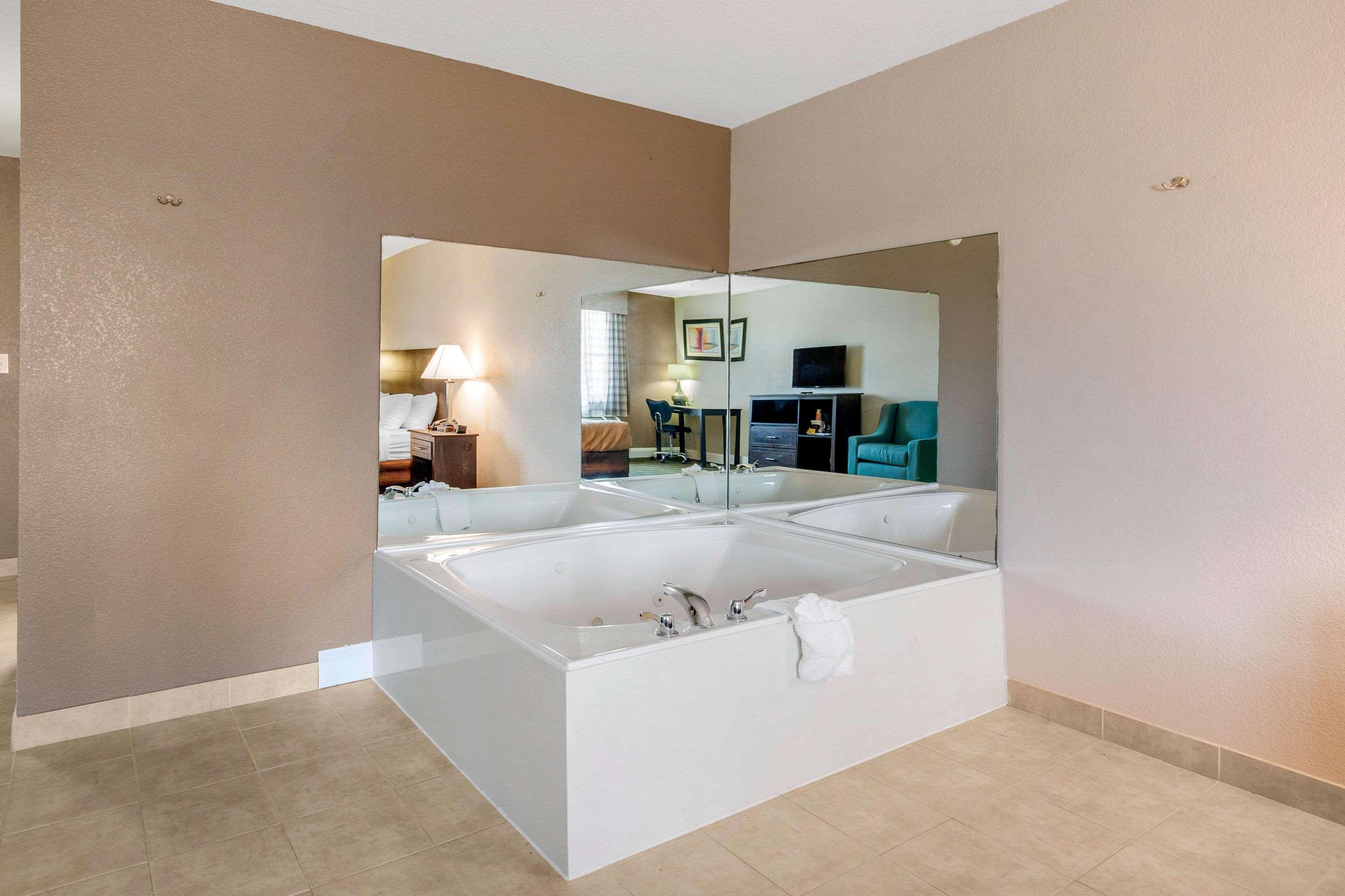 Quality Inn And Suites Port Arthur Nederland Buitenkant foto